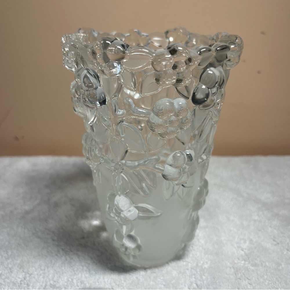 Mikasa Carmen SA 510/616 6.25" Crystal Glass Frosted Embossed Floral Vase In Box - Picture 2 of 11
